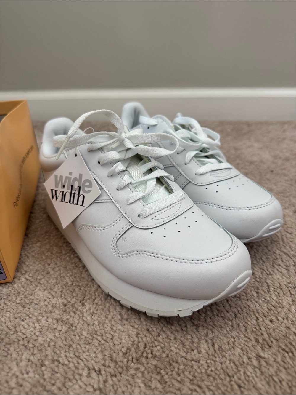 Wide Width White Cross Trekkers Sneakers Size 8